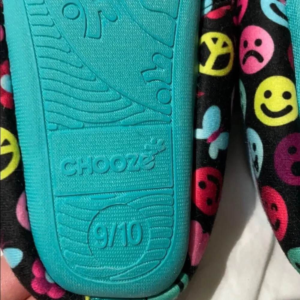 Chooze 9-10 slippers nwot black mismatched match